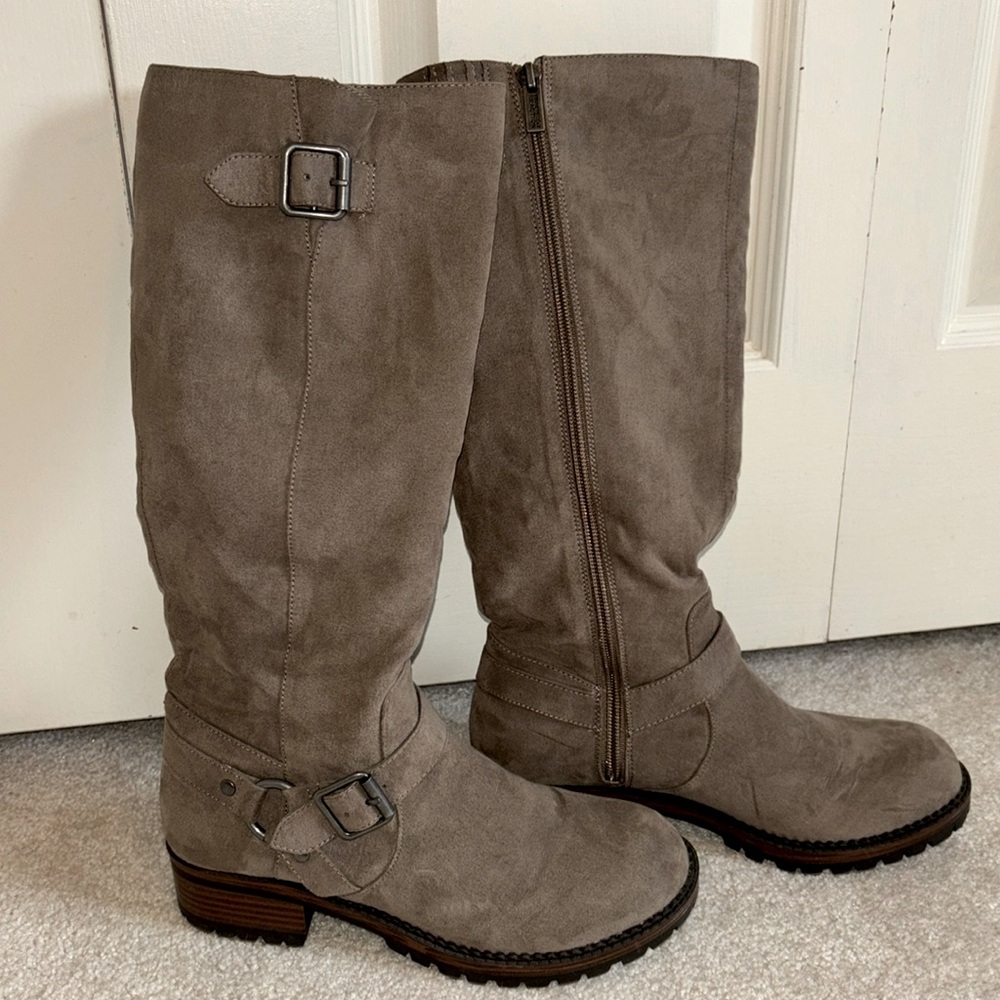 Great condition Kenneth Cole Reaction light brown suede zip up boots size 7 1/2